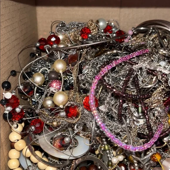 Tangled scrap lot, 4.72 lbs. un-searched, un-tested jewelry!  Lot 0131C - Picture 8 of 9